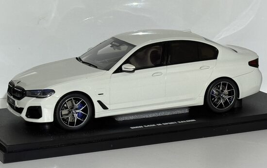 1/18 GTSPIRIT BMW545E M Sport, white