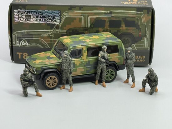 1/64 Xcartoys Army Jeep BJ80 with solders figures