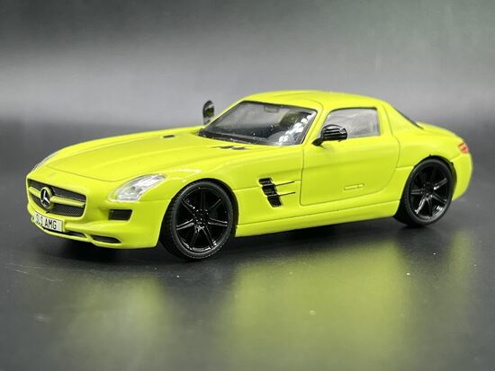 1/43 Solido Mercedes Benz SLS AMG , yellow
