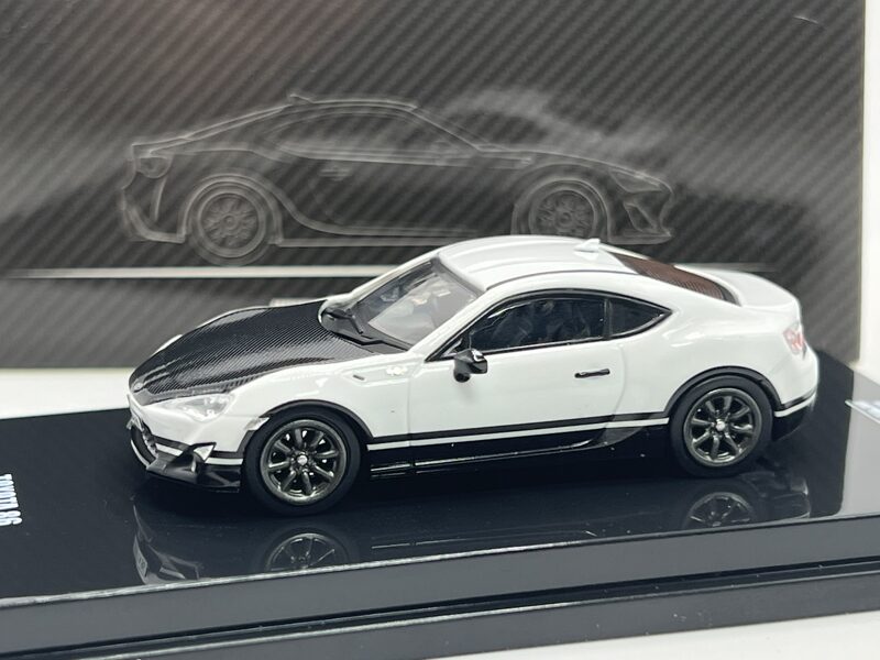 1/64 Toyota GT86 "Customize retro livery" with extra wheels, white