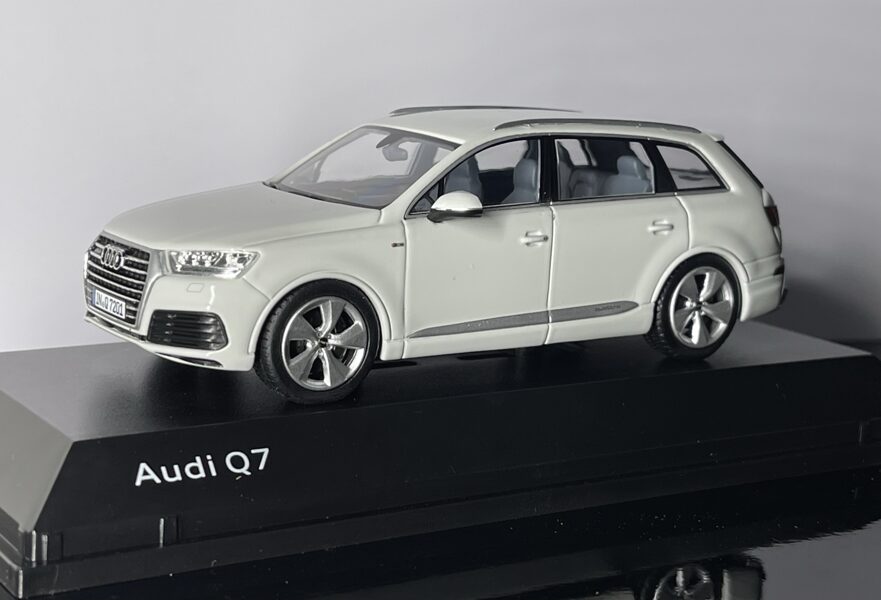 1:43 Audi Q7 Quattro S-Line 2014 ( White )