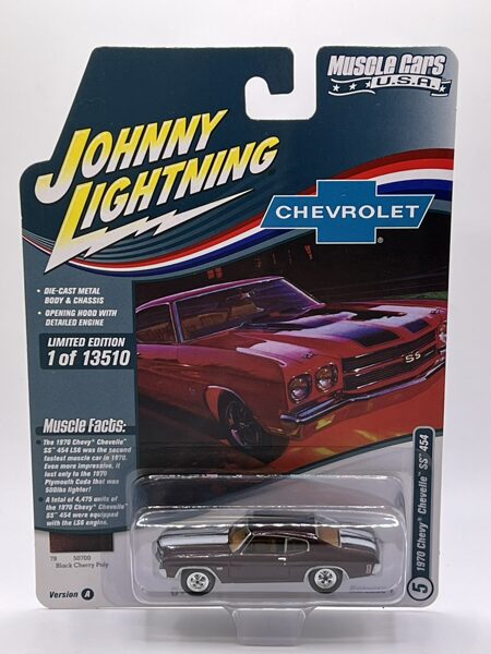 1970 Chevy Chevelle SS 454 , opening hood with detailing engine